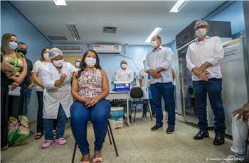 Primeira Valadarense a receber a vacina. Foto: Prefeitura/divulgação