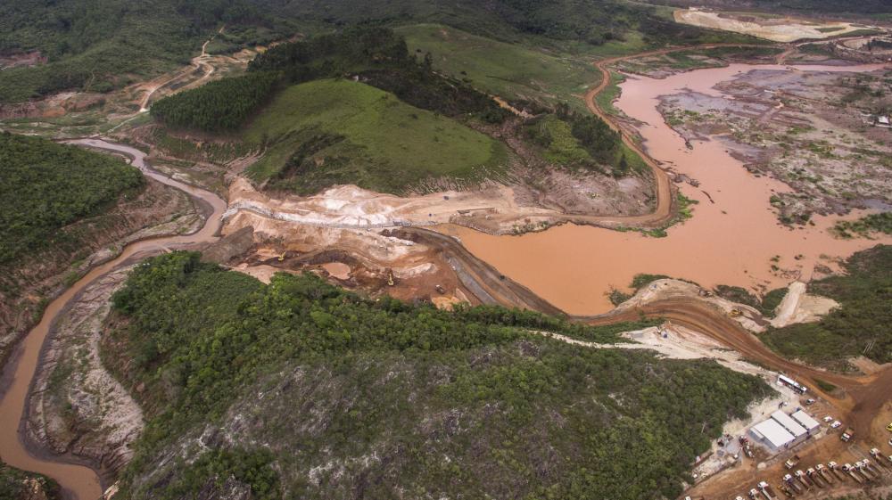Rompimento da barragem em Mariana, 2015.