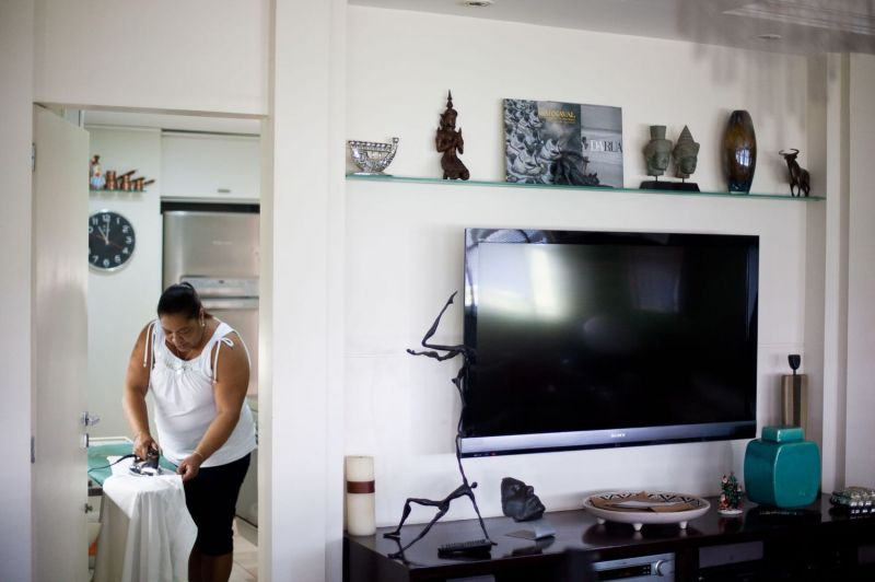 Mulheres se dedicam aos afazeres domésticos quase o dobro de tempo dos homens - (Foto: Daniel Marenco/Folhapress )
