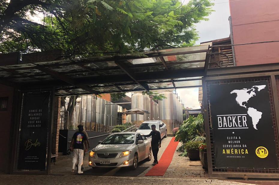 Polícia Civil está na Fábrica da Backer na tarde desta quinta-feira. Foto: Uarlen Valério / O Tempo