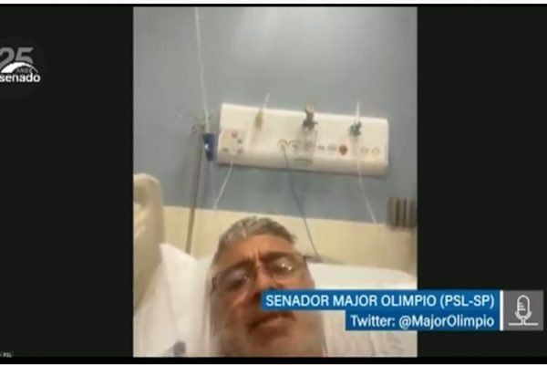 O senador Major Olimpio que participou de sessão plenário na cama de hospital - (Foto: Reprodução/TV Senado)