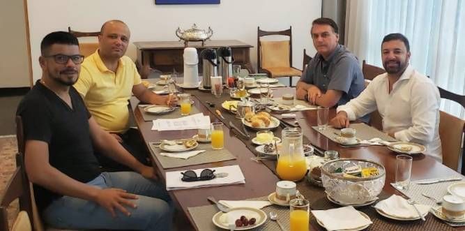 O presidente já havia se reunido neste domingo com Freitas e o deputado Major Vitor Hugo - (Foto: Reprodução/Twitter )