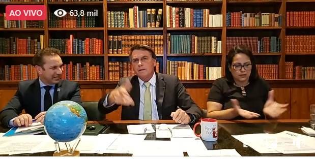 O presidente Bolsonaro, durante transmissão em rede social - (Foto: Reprodução/Facebook)