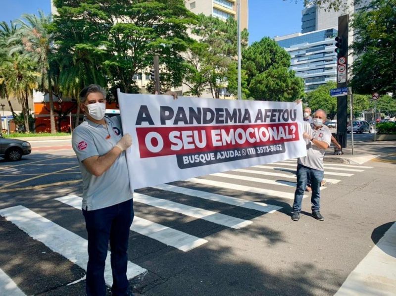 Voluntários fizeram ação em cruzamentos das cidades - (Foto: Divulgação)
