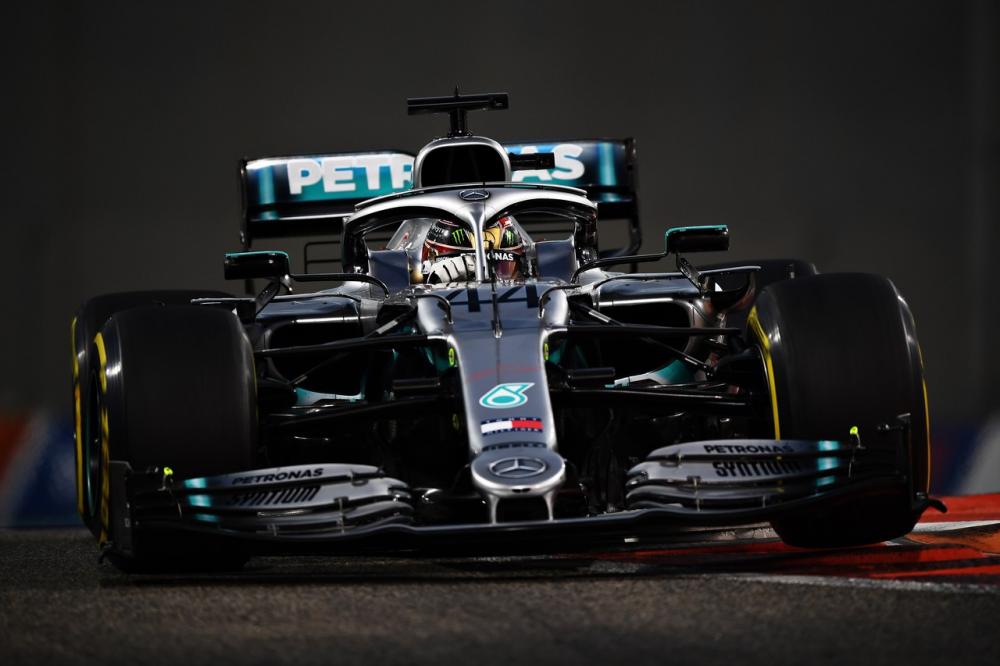 Lewis Hamilton pilota Mercedes no GP de Abu Dhabi — Foto: Getty Images