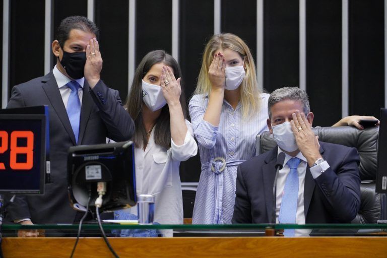 Deputados simulam o efeito da visão monocular após aprovação do projeto, no último dia 2 - (Foto: Najara Araújo/Câmara dos Deputados )