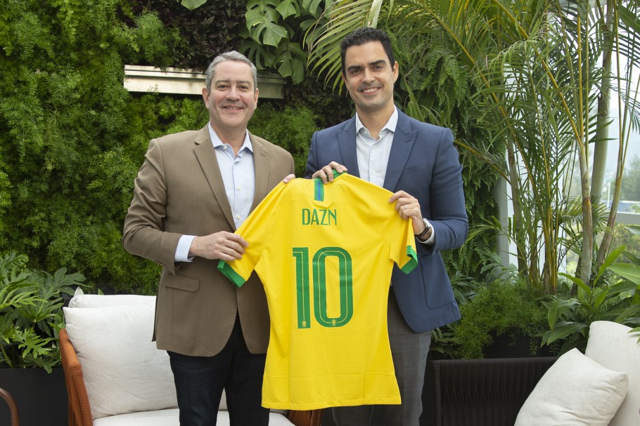 Rogério Caboclo, Presidente da CBF, ao lado de Bruno Rocha, Vice-Presidente Executivo da Dazn Brasil Créditos: Thais Magalhães/CBF