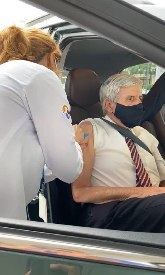 General Heleno foi imunizado em um posto drive-thru de Brasília: 'Foi a minha escolha' - (Foto: Reprodução / Twitter)