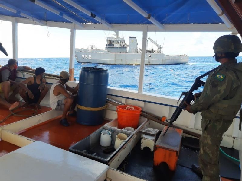 Embarcação venezuela realizava pesca ilegal em águas brasileiras - (Foto: Marinha do Brasil/Divulgação)