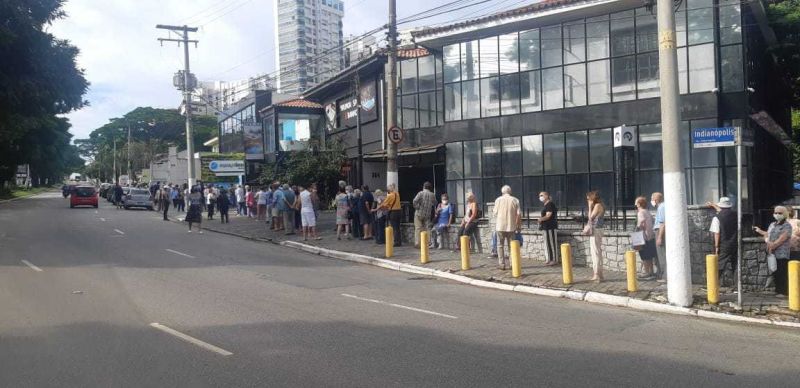 Os brasileiros ouvidos estão majoritariamente descontentes com a velocidade da vacinação - (Foto: Cosme Rímoli/R7)