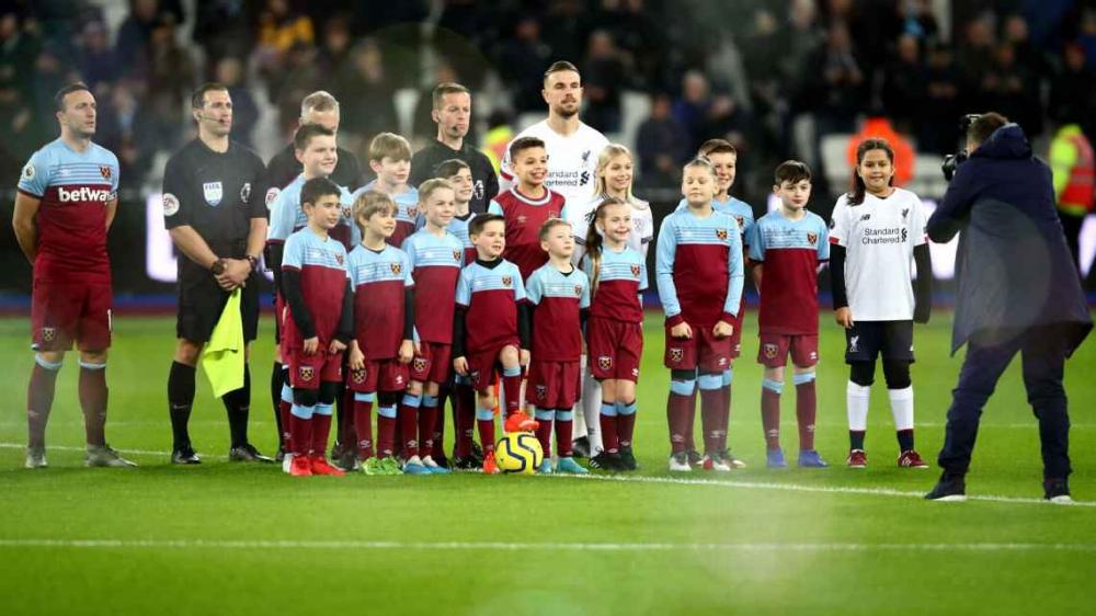 Jovens torcedores do West Ham antes de partida contra o Liverpool Getty Images