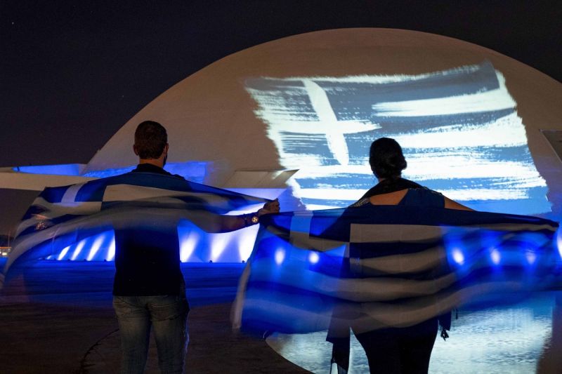 Bandeira da Grécia é projetada no Congresso Nacional - (Foto: Divulgação)
