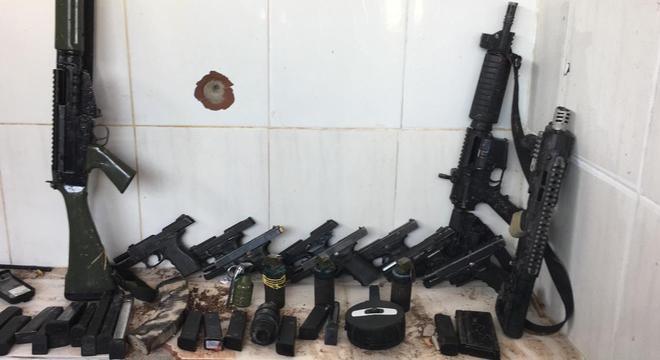 Armas apreendidas pela Polícia Militar durante operação em comunidades do RJ Divulgação PM-RJ