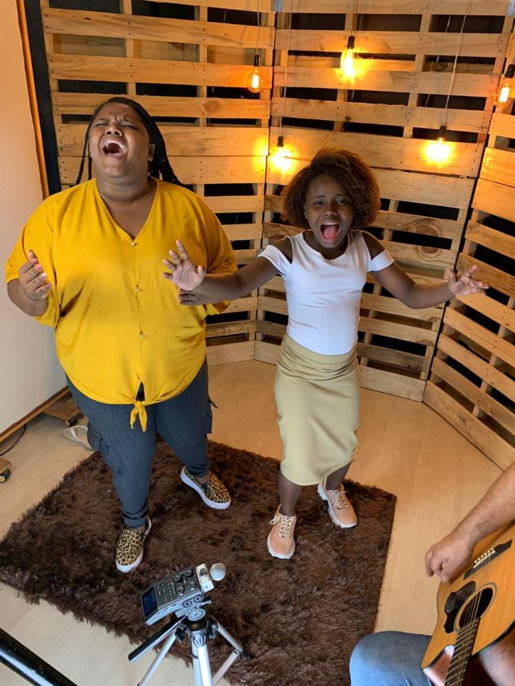 Cantora Gospel kellen Byanca e sua mãe Neuza. 