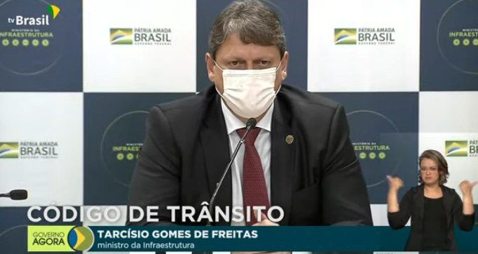 O ministro da Infraestrutura, Tarcísio Gomes de Freitas, durante coletiva para apresentação das mudanças no Código de Trânsito Brasileiro - (Foto: Reprodução)