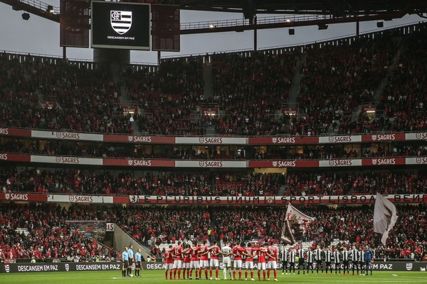 Partida do Benfica teve homenagem às vítimas em incêndio no CT do Flamengo — Foto: Efe