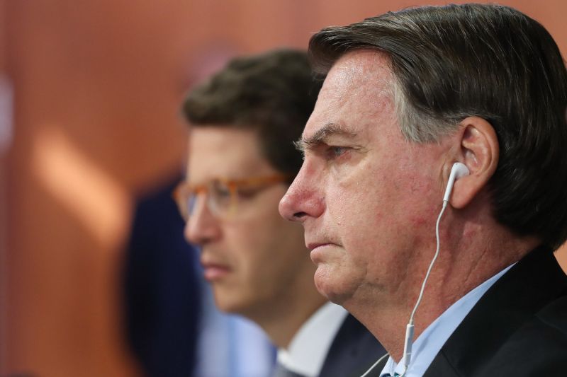 Bolsonaro falou ao lado do ministro Ricardo Salles - (Foto: Marcos Corrêa/PR - 22.04.2021)
