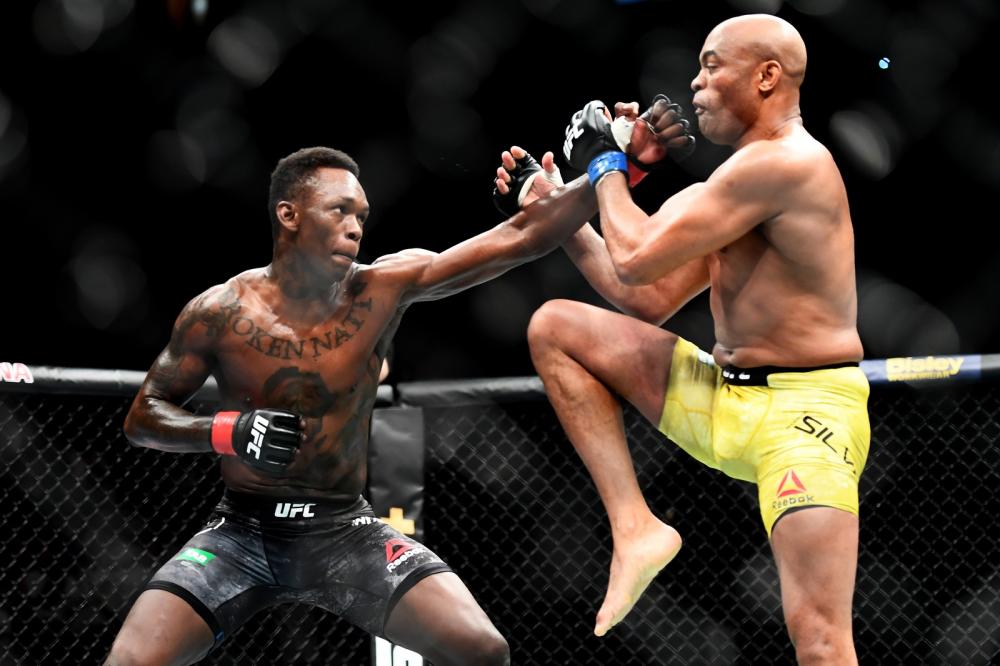 Israel Adesanya diz que se sentiu nas nuvens enfrentando Anderson Silva no UFC 234 — Foto: Getty Images