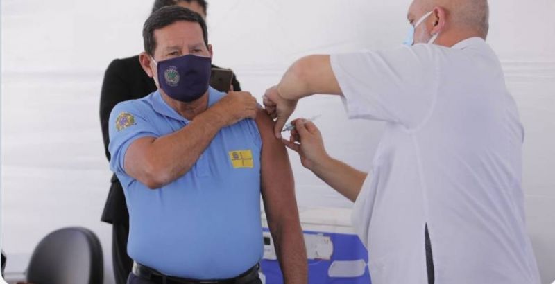 Mourão tomou a primeira dose no final de março - (Foto: Reprodução/Twitter )
