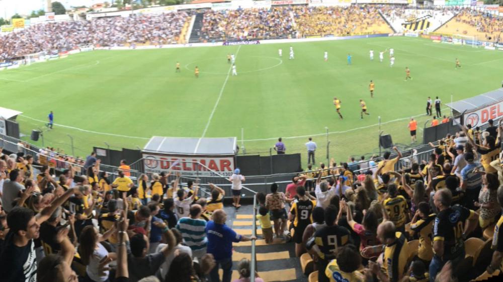 Torcida do Novorizontino comemora muito o gol anotado pelo meia Murilo 