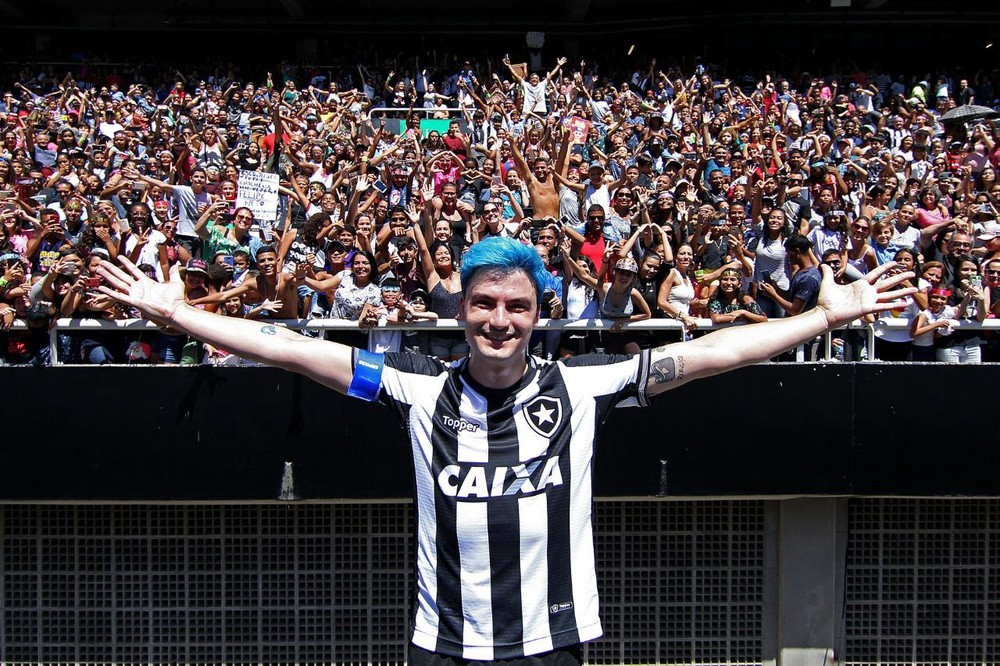 Felipe Neto saudado pela torcida do Botafogo no Nilton Santos — Foto: Vitor Silva