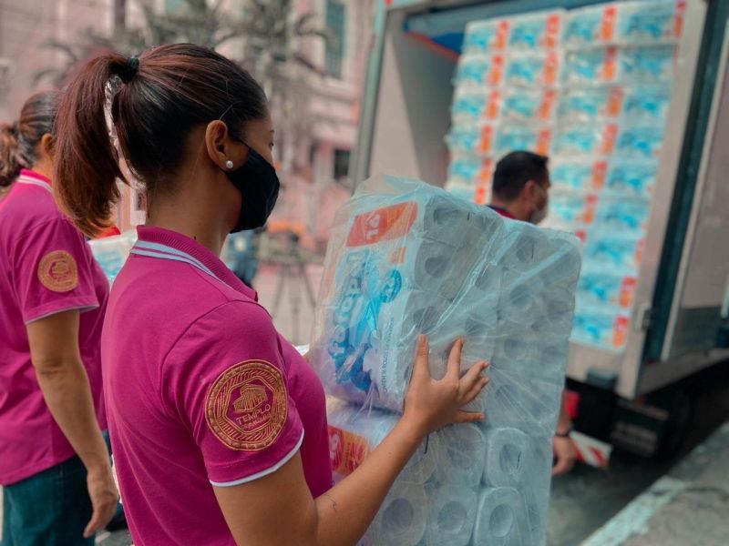 Distribuição de produtos de higiene - (Foto: Divulgação/Universal )