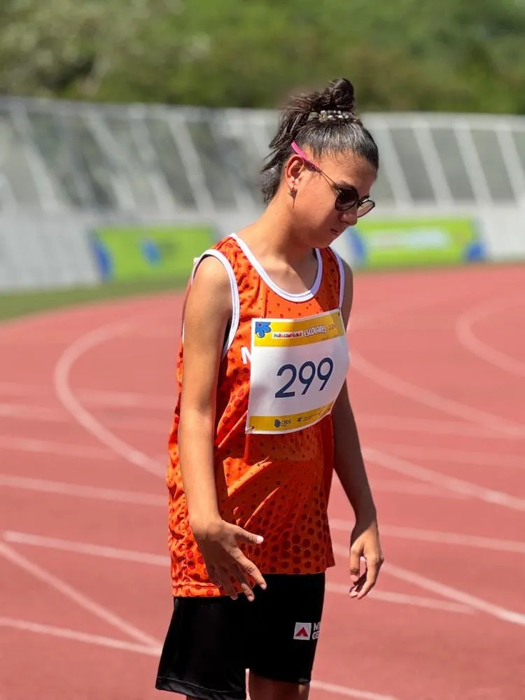 Maria Luiza (Colégio Batista), na prova de corridas do atletismo das Paralimpíadas Escolares