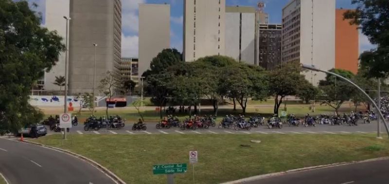 Centenas de motoristas participaram do comboio com o presidente e percorreram Brasília - (Foto: Reprodução)
