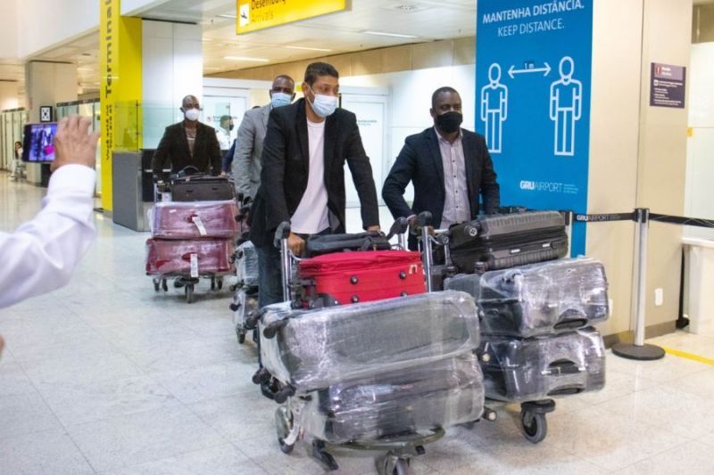 Pastores da Universal, deportados de Angola, chegaram ao Brasil na semana passada - (Foto: Divulgação)