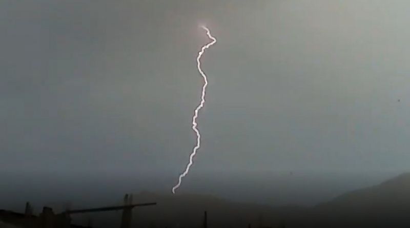 Raios cortaram o céu da capital do Peru, Lima, na manhã desta segunda - (Foto: Reprodução / Twitter)