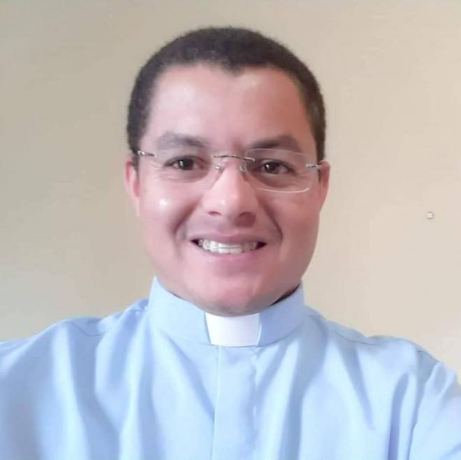 O padre Adriano da Silva de 36 anos, vigário da paroquia de Simonesia