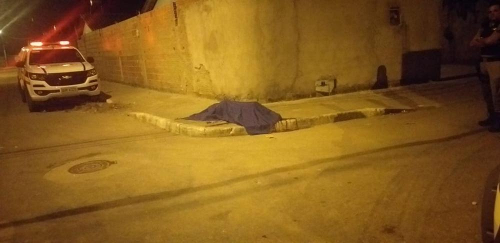 Jovem foi morto enquanto passava a pé pela esquina das ruas C e D — Foto: Redes Sociais