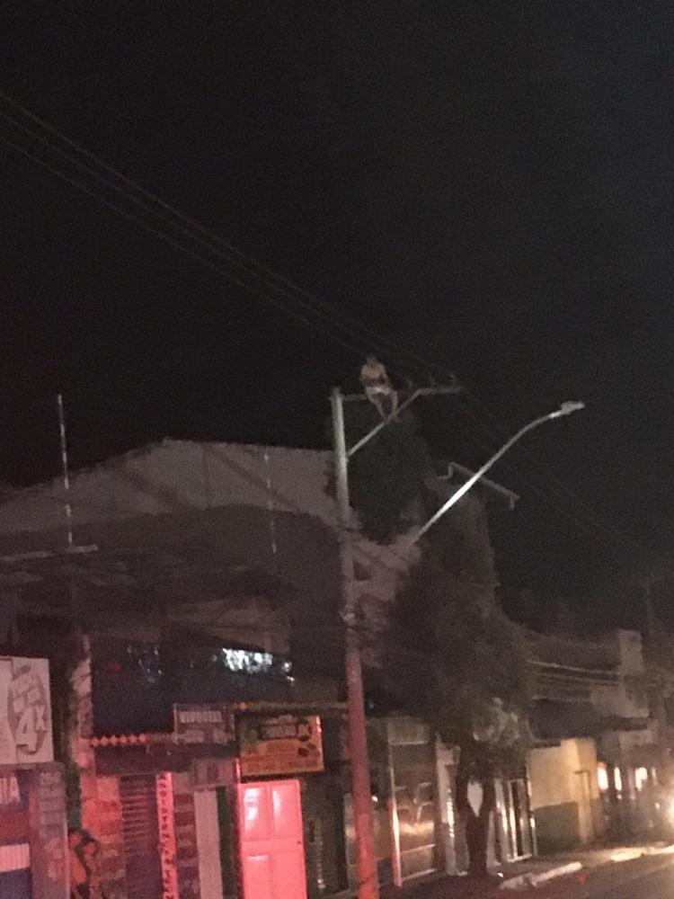 Homem senta em poste para tentar se matar após assassinar mulher em Governador Valadares — Foto: Redes Sociais