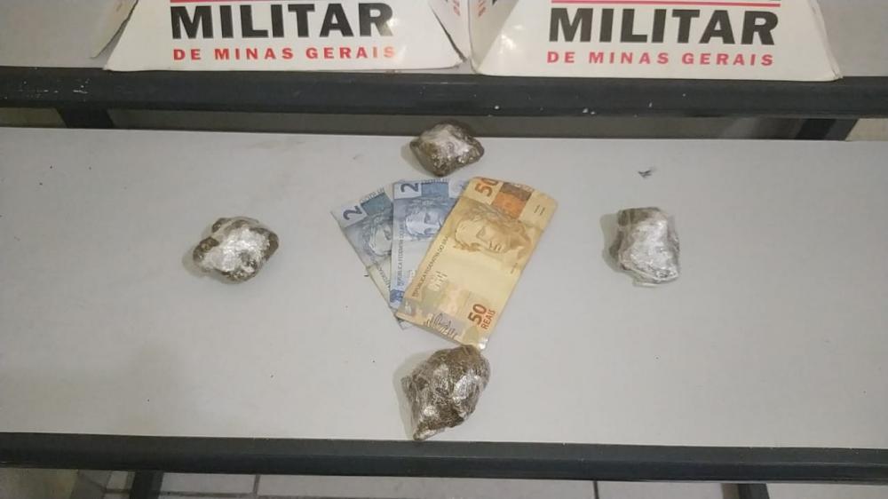 maconha e dinheiro foram apreendidos com o adolescente e o jovem foto divulgação.