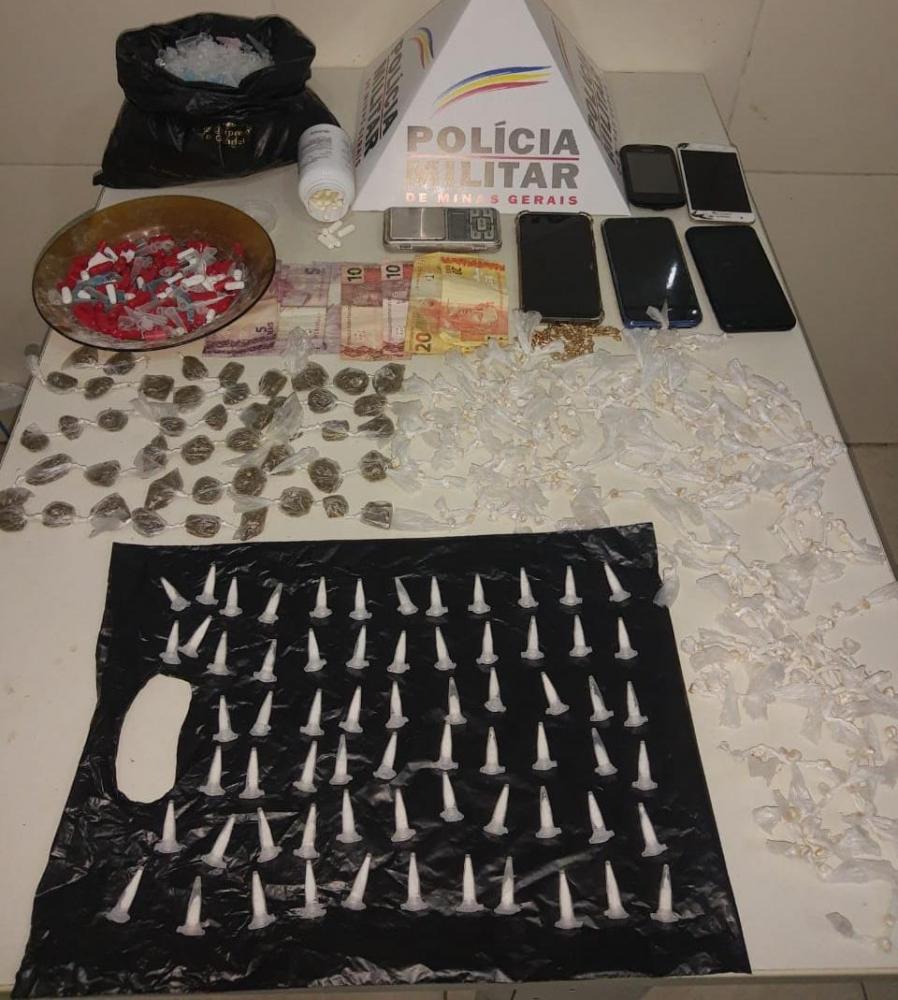 Na residência foram encontrados maconha, crack e cocaína foto divulgação rede alerta 