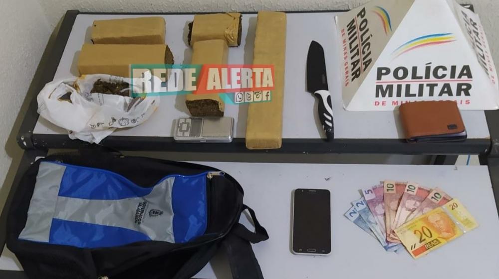 Maconha foi encontrada dentro da mochila do jovem, bem como, dinheiro, celular e outros materiais foto divulgação rede alerta