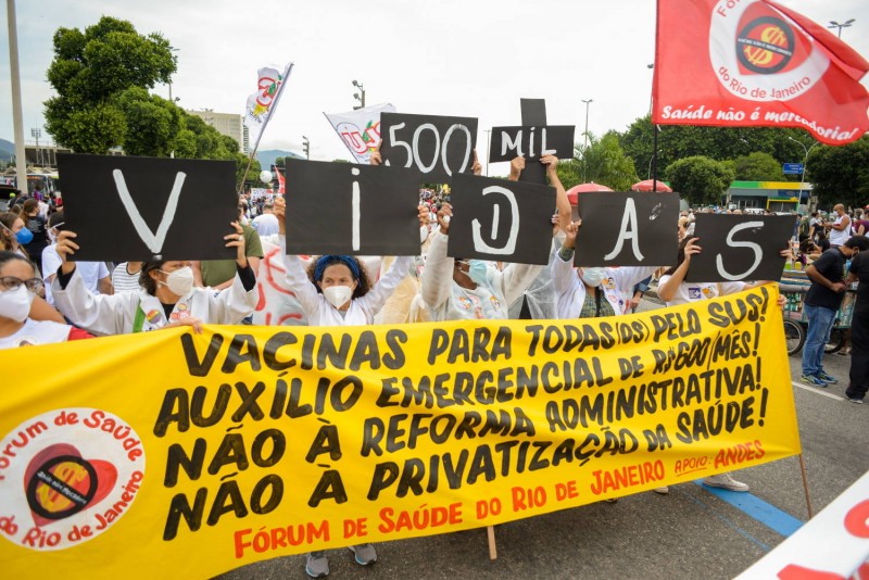 Manifestantes protestam contra Bolsonaro e pedem 