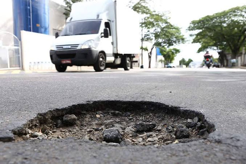 O condutor da motocicleta perdeu o controle após passar no buraco foto ilustrativa