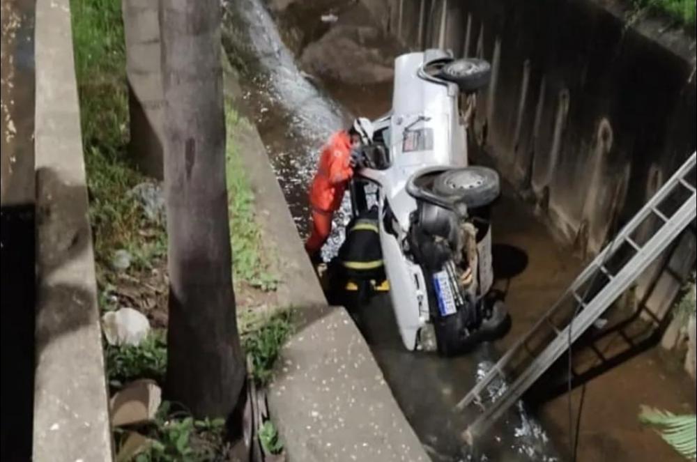 O casal foi retirado pelos bombeiros de dentro do carro foto: divulgação 
