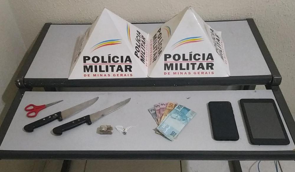 Alem das facas, maconha tambem foram apreendidas na residência do suspeito foto: divulgação 