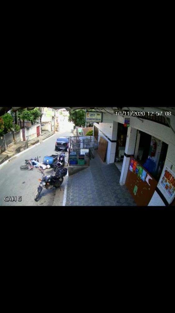 O motociclista foi socorrido ao hospital após sofrer acidente foto: divulgação de vídeo 