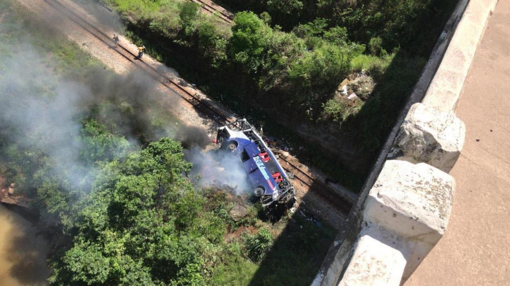 Ônibus cai de viaduto em João Monlevade — Foto: Redes sociais