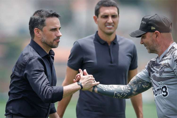 Diretor do Clube, Rodrigo Caetano, e técnico Jorge Sampaoli. Foto:divulgação/Atlético.